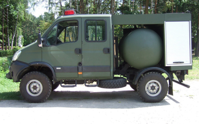 Samochód z pojemnikiem do przewozu ładunków niebezpiecznych na bazie samochodu Iveco Daily 4×4. Fot.