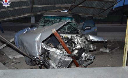 Kierowca audi 19-latek prawo jazdy miał od dwóch miesięcy. Potrącił dwoje pieszych. Jedna z ofiar zm