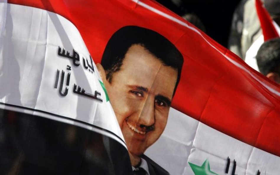 Flaga Syrii z wizerunkiem prezydenta Baszara Asada