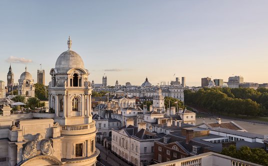 Bar na dachu z widokiem na Londyn.