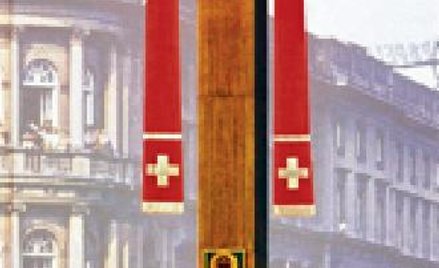 Krzyż. Pomnik na placu Zwycięstwa Jana Pawła II