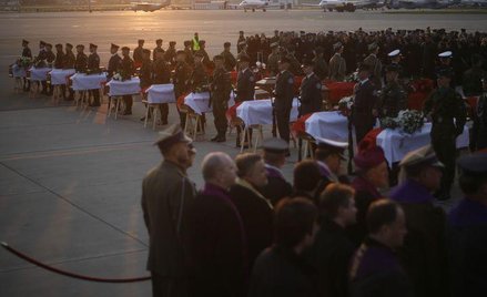 Po katastrofie właśnie na Okęciu rodziny ofiar oddały hołd swym bliskim