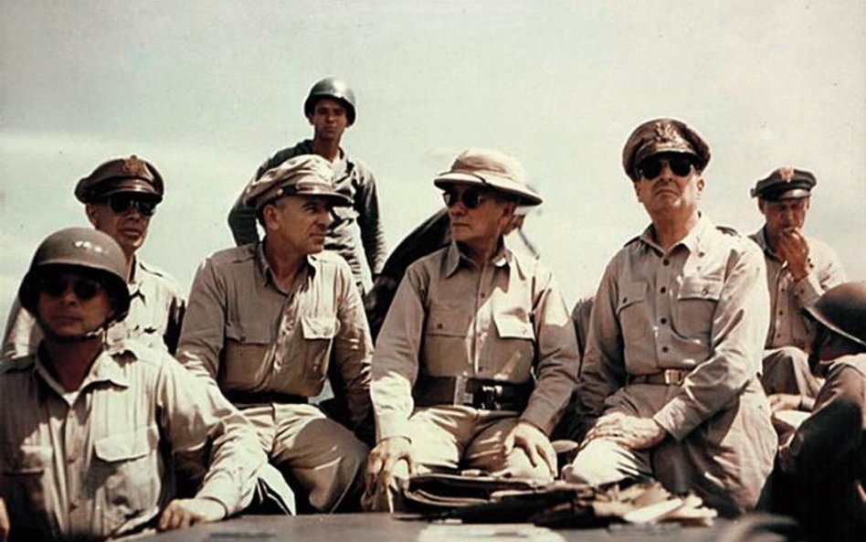 Gen. Douglas MacArthur i prezydent Filipin Osmena przed lądowaniem na wyspie Leyte, październik 1944