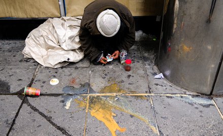 Bezdomny na ulicy dzielnicy Manhattan w Nowym Jorku