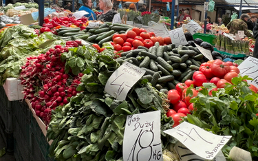 Warzywa i owoce na placu targowym „Stary Kleparz” w Krakowie