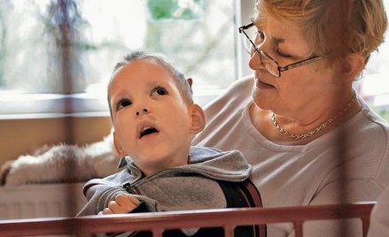 Siedmioletni Mikołaj miał zły sen. Rozpłakał się, gdy babcia Teresa Zaszewska dotknęła go bez uprzed