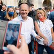 Olaf Scholz, kandydat SPD na kanclerza, pozuje do zdjęcia ze swoją zwolenniczką podczas sobotniego w