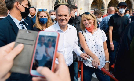 Olaf Scholz, kandydat SPD na kanclerza, pozuje do zdjęcia ze swoją zwolenniczką podczas sobotniego w