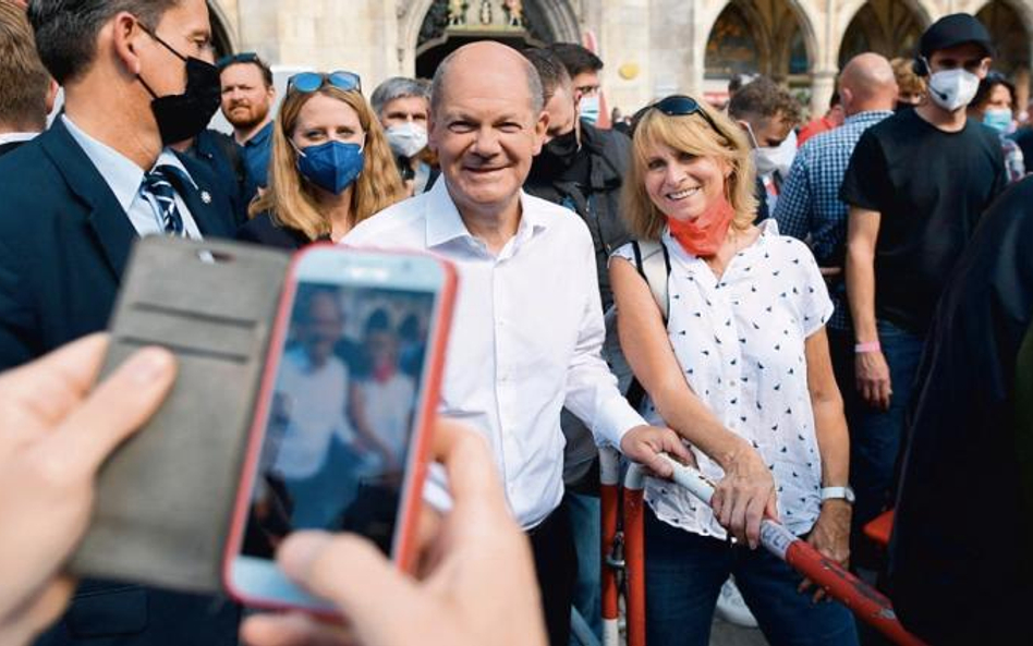 Olaf Scholz, kandydat SPD na kanclerza, pozuje do zdjęcia ze swoją zwolenniczką podczas sobotniego w