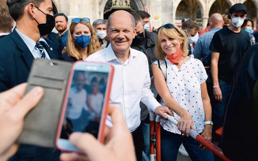 Olaf Scholz, kandydat SPD na kanclerza, pozuje do zdjęcia ze swoją zwolenniczką podczas sobotniego w