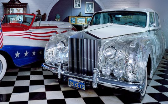 Rolls-Royce Phantom V należący do Liberace, amerykańskiego artysty estradowego. Jego Rolls stał się 