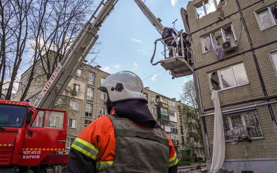 Strażacy podczas rozbiórki grożących zawaleniem fragmentów zniszczonego przez rosyjskie bombardowani