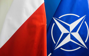 Flagi Polski i NATO w siedzibie Ministerstwa Obrony Narodowej