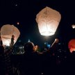 13 kwietnia wieczorem warszawiacy wypuścili na placu Piłsudskiego 96 lampionów symbolizujących 96 of