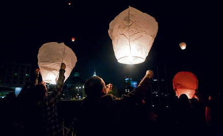 13 kwietnia wieczorem warszawiacy wypuścili na placu Piłsudskiego 96 lampionów symbolizujących 96 of