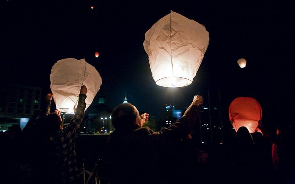 13 kwietnia wieczorem warszawiacy wypuścili na placu Piłsudskiego 96 lampionów symbolizujących 96 of