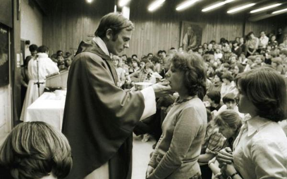 Jesień 1981, strajk na Akademii Medycznej w Warszawie. Ks. Jerzy był kapelanem robotników i studentó