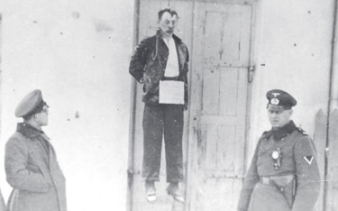 Antoni Bartoszek, właściciel restauracji, w której zginęli dwaj Niemcy, został powieszony przed wejś