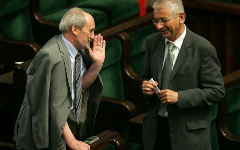 1.07.2009, Warszawa. Antoni Macierewicz i Ludwik Dorn w Sejmie