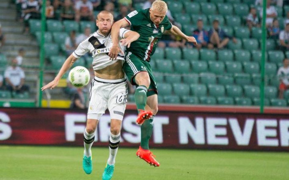 Adam Hlousek (z lewej) i Mariusz Pawelec walczyli po męsku. Legia – Śląsk 0:0