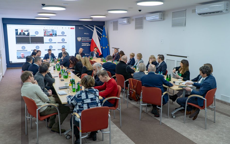 Sekretarz stanu Piotr Borys zaprosił branżę turystyczną do ministerstwa. Przedstawił jej plan działa