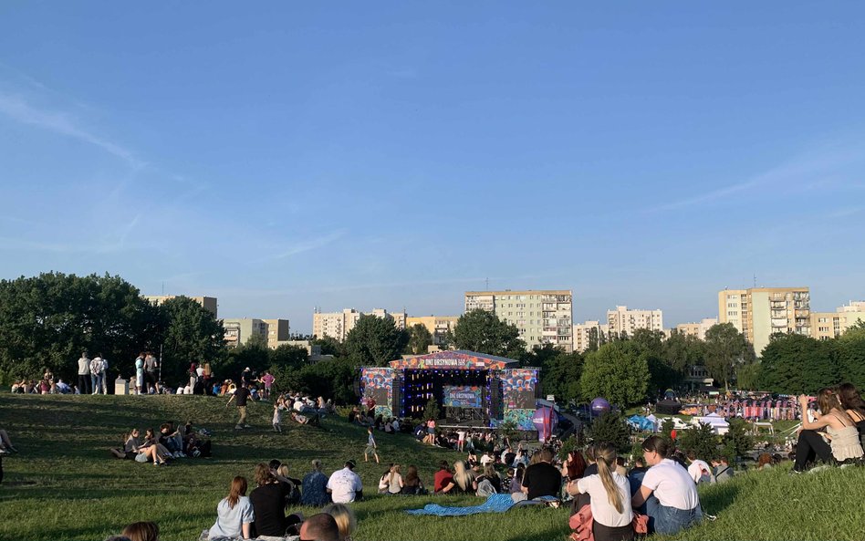 Rozległy widok na cały teren festiwalu z oddali. Zieleń na Kopie Cwila kontrastuje z zabudowaniami U