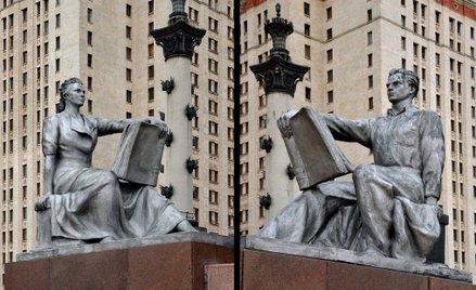 Rzeźby studentów przed Uniwersytetem Łomonosowa w Moskwie