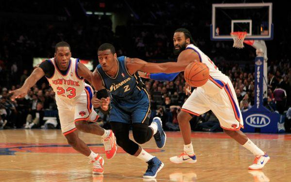 John Wall z (numerem 2) z Washington Wizards wyprzedza Toney'a Douglasa (numer 23) z New York Knicks