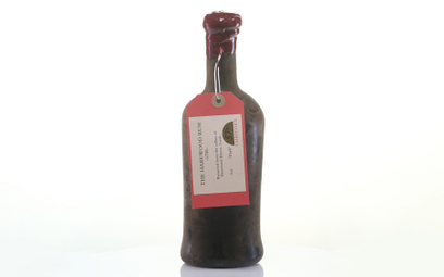 Butelkę napełniono rumem w 1780 roku na Barbadosie.