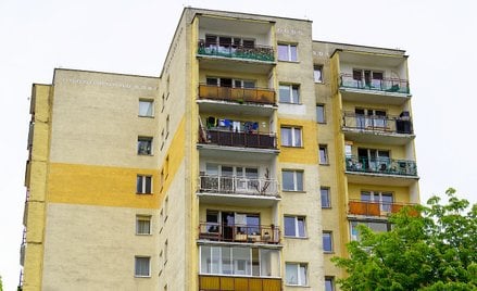 Dramat 44 rodzin i groźba zawalenia. Jest śledztwo ws. bloku na Ursynowie