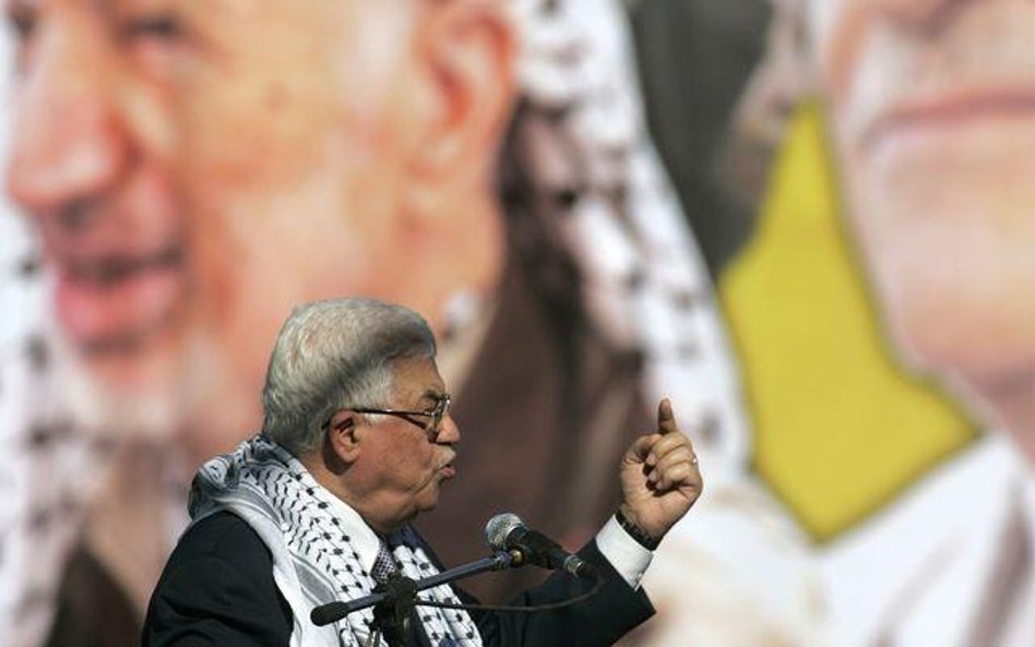 Prezydent Autonomii Palestyńskiej Mahmud Abbas na tle zdjęcia Jasira Arafata