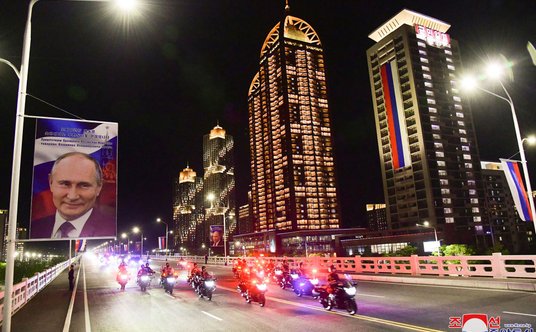 Na ulicach Pjongajngu pojawiły się portrety Putina i rosyjskie flagi