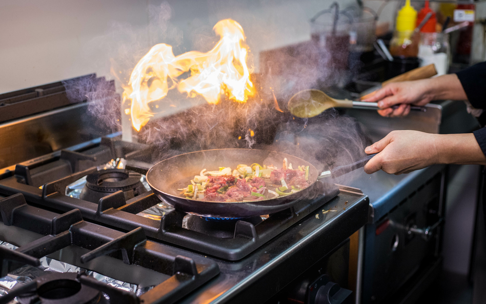 Azjaci często pracują w Polsce w branży gastronomicznej.