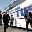 24.09.2011 Warszawa. Barbara Kudrycka, Donald Tusk i Paweł Graś wsiadają do autobusu "Zrobimy więcej