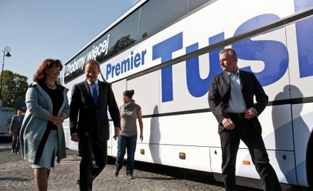 24.09.2011 Warszawa. Barbara Kudrycka, Donald Tusk i Paweł Graś wsiadają do autobusu "Zrobimy więcej