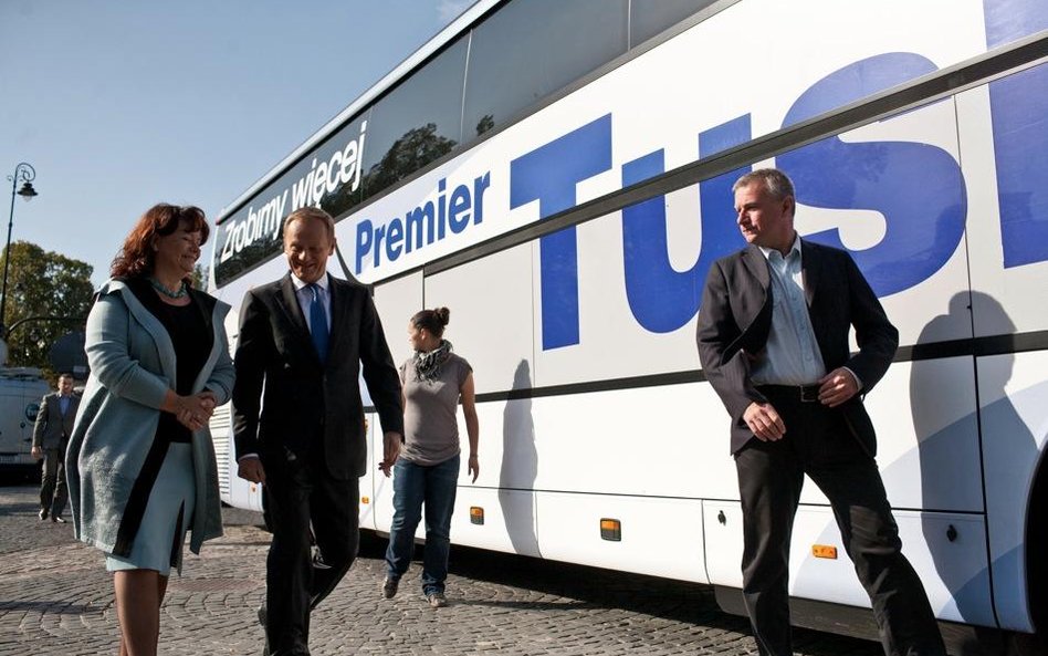 24.09.2011 Warszawa. Barbara Kudrycka, Donald Tusk i Paweł Graś wsiadają do autobusu "Zrobimy więcej