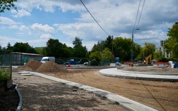 Drogowcy pracują przy skrzyżowaniu Powązkowskiej i Obrońców Tobruku