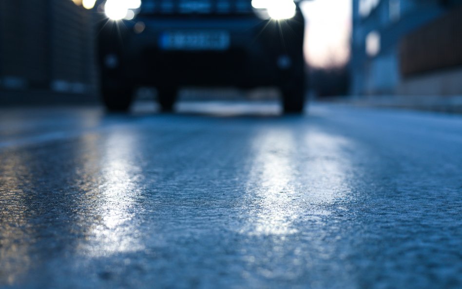 W niemal całej Polsce występuje zagrożenie gołoledzią