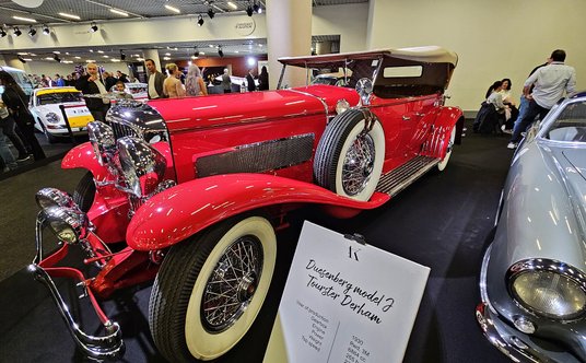 Duesenberg Model J produkowany w latach 1928 - 1938. Miał rzędowy silnik V8 o mocy 265 KM i skrętne 