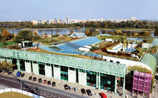 Ogród znajduje się na dachu budynku BUW zaprojektowanego przez architektów Marka Budzyńskiego i Zbig