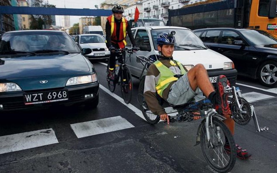 Rower to coraz popularniejszy sposób na ominięcie miejskich korków. Parkingi dla rowerzystów mają po