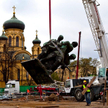 Demontaż pomnika "Czterech śpiących" w związku z jego renowacją