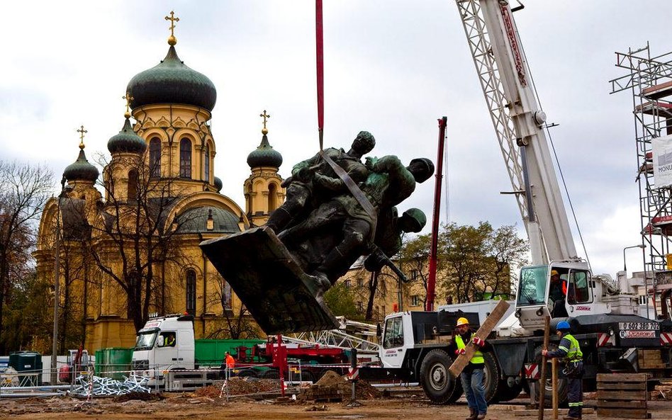 Demontaż pomnika "Czterech śpiących" w związku z jego renowacją