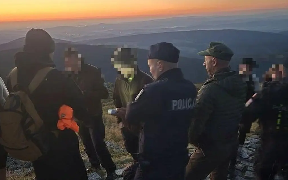 Oglądanie wschodu słońca z górskiego szczytu może zakończyć się mandatem.