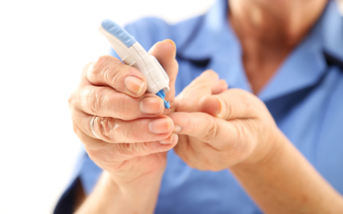 Większość pacjentów chorych na cukrzycę typu 1 musi uważnie monitorować poziom glukozy we krwi i wst