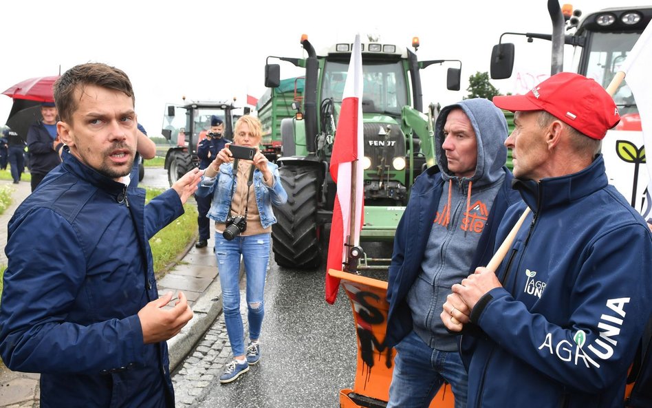 Lider AGROunii Michał Kołodziejczak (L) podczas drugiego dnia protestu w Rękoraju (pow. piotrkowski)