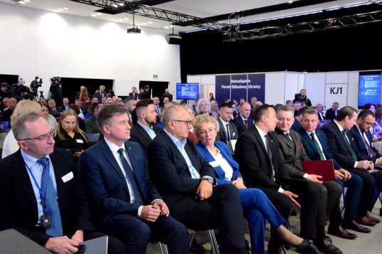 Tato událost se těšila velkému zájmu rozhodnutí -tvůrci a zástupci podnikání