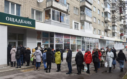 Ukraińcy masowo wypłacają pieniądze z banków. Agresja Rosji szerokim echem odbiła się także na rynka