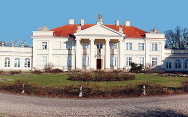 Pałac w Śmiełowie został zbudowany w roku 1797. Dziś zarządza nim Muzeum Narodowe w Poznaniu