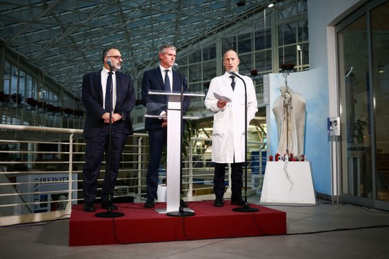 Rzecznik Watykanu Matteo Bruni oraz przedstawiciele Polikliniki Gemelli, dr Sergio Alfieri i dyrekto